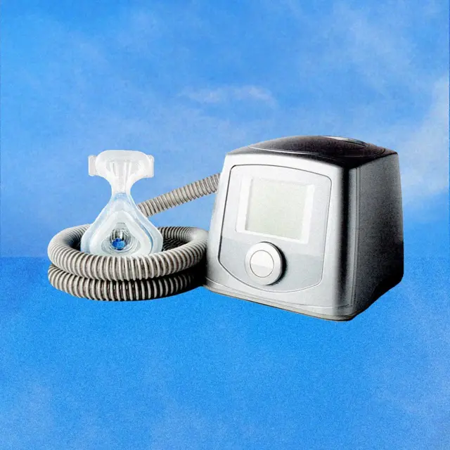 一台呼吸輔助機置於藍色背景上,機器連接著一條蛇形管與面罩。