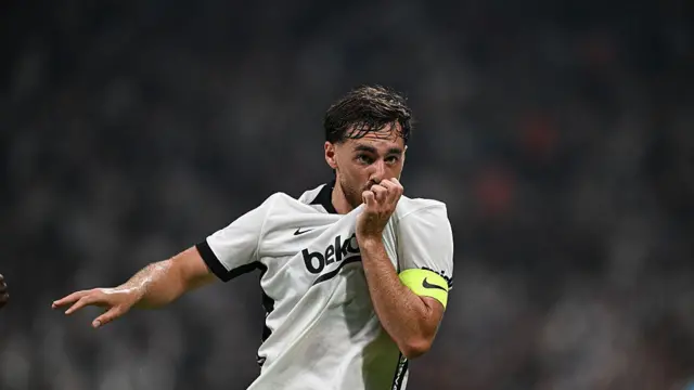 Orkun Kökçü gol sevinci yaşıyor
