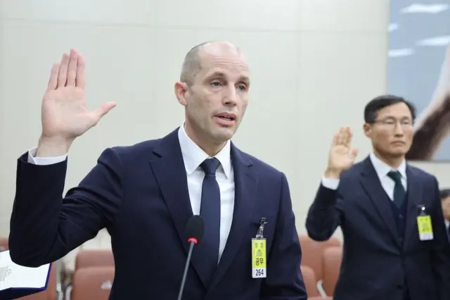 해롤드 로저스 쿠팡 임시 대표가 17일 서울 여의도 국회 과학기술정보방송통신위원회에서 열린 쿠팡 침해사고 관련 청문회에서 증인 선서를 하고 있다.