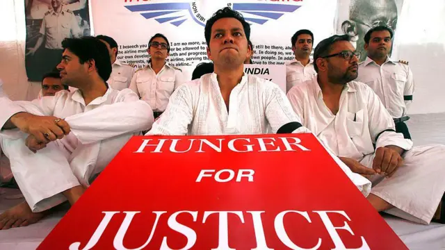 2012 में दिल्ली में भूख हड़ताल पर बैठे हड़ताली पायलट तख्तियां दिखाते हुए