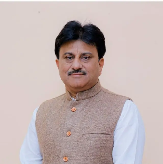 મંગળવારે આણંદમાં યોજાયેલી ચૂંટણીમાં અમૂલના નવા ચૅરમૅન અને વાઇસ ચૅરમૅન ચૂંટાયા પછી અશોકભાઈ ચૌધરી (જમણેથી બીજા) અને ગોરધનભાઈ ધામેલિયા (ડાબેથી બીજા) નજરે પડે છે.
આણંદ, અમૂલ, જીસીએમએમએફ, ફેડરેશન, દૂધીયું રાજકારણ, બનાસ ડેરી, સાબર ડેરી, રાજકોટ ડેરી, ગોપાલ ડેરી, સુમુલ ડેરી. 