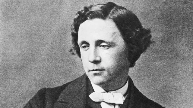 Fotografía en blanco y negro del reverendo Charles Dodgson con pajarita y chaqueta de traje. Mira hacia otro lado y no sonríe.