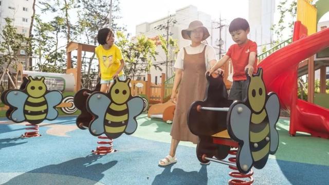Jungyeon em um playground com os filhos
