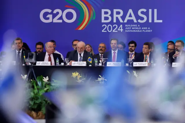 Lula em reunião do G20 ao lado do ministro da Fazenda, Fernando Haddad, e do ministro das Relações Exteriores, Mauro Vieira