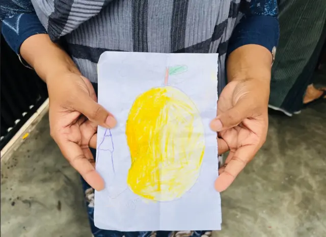 හම්දී ෆස්ලිම්ගේ මව වන ෆාතිමා මහත්මිය හම්දී විසින් අදින ලද චිත්‍රයක් අපට පෙන්වයි 