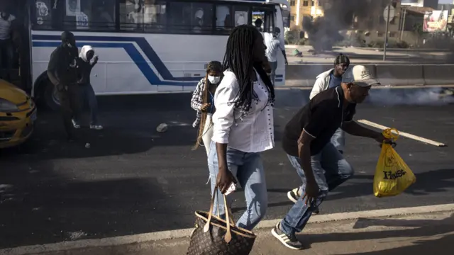 Wata mata da yarinya sun sauko daga cikin wata motar bas a babban titin Dakar