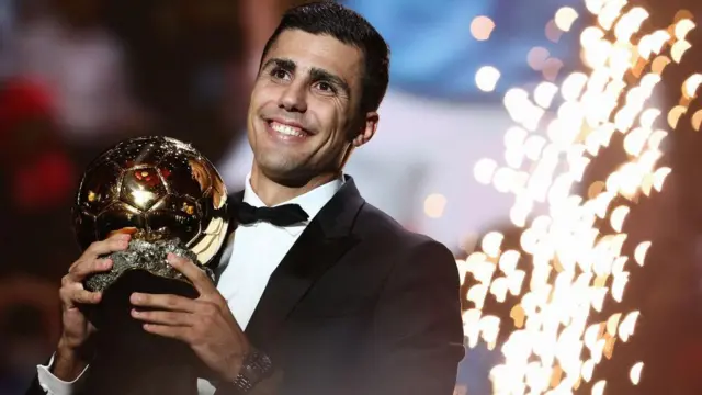 Foto of Rodri wey dey hold im Ballon d'Or trophy 2024