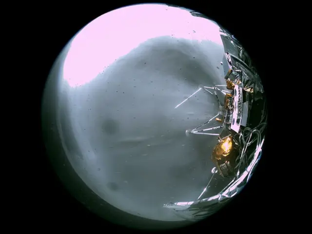 अवतरण गर्दा फिश-आई क्यामराले खिचेको तस्बिर