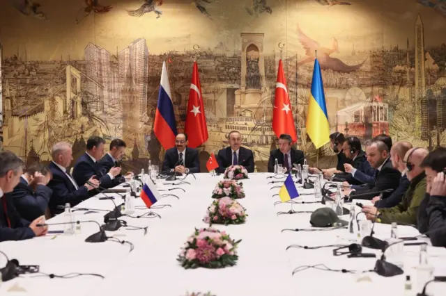 Российская и украинская делегации на встрече в Стамбуле 29 марта 2022 года