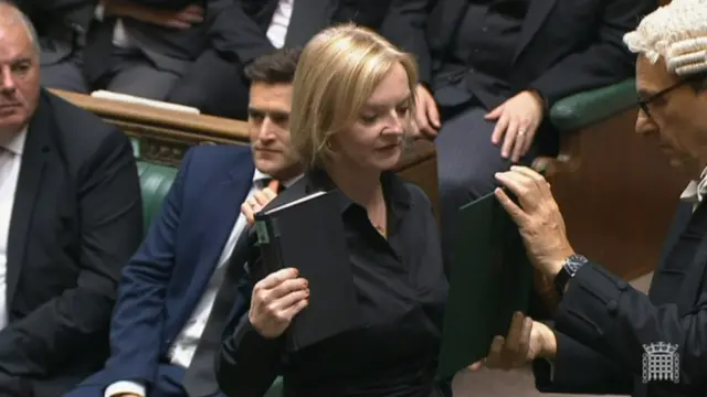 لیز تراس، نخست‌وزیر بریتانیا و تعدادی دیگر از نمایندگان ارشد مجلس عوام در جلسه‌ای ویژه به پادشاه جدید سوگند وفادارای یاد کردند