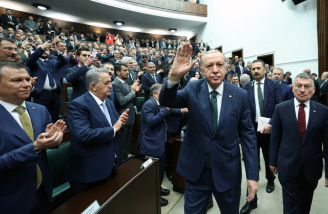 Erdoğan grup toplantısında içeri giriyor