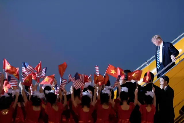 Tổng thống Donald Trump đến Việt Nam nhân dịp dự Hội nghị cấp cao APEC vào năm 2017. Ông cũng là tổng thống Mỹ hiếm hoi đến Việt Nam ngay trong năm đầu tiên của nhiệm kỳ Tổng thống Donald Trump đến Việt Nam nhân dịp dự Hội nghị cấp cao APEC vào năm 2017. Ông cũng là tổng thống Mỹ hiếm hoi đến Việt Nam ngay trong năm đầu tiên của nhiệm kỳ