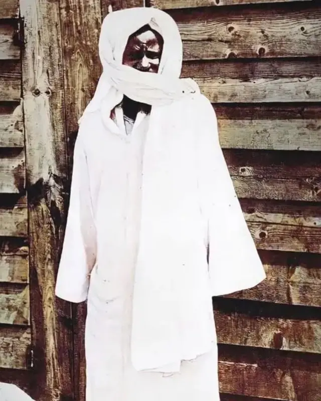 Hoton Sheikh Ahmadou Bamba sanye da fararen tufafi