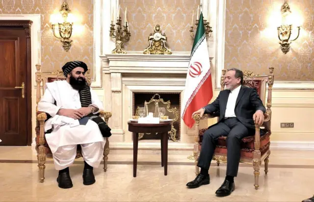 امیرخان متقی و عباس عراقچی وزرای خارجه حکومت طالبان و ایران در حال گفت‌وگو هستند. این عکس ازیکی از سفرهای آقای متقی به تهران است