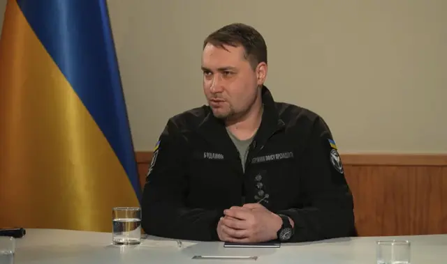 Кирило Буданов сидить за столом