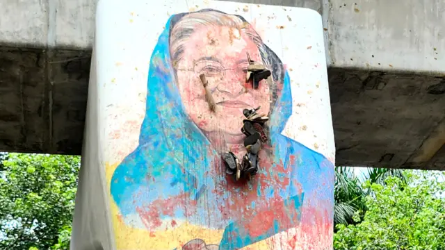 মেট্রোরেলের পিলারে শেখ হাসিনার গ্রাফিতিতে জুতার মালা পরানো