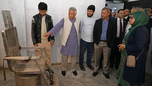 ফেব্রুয়ারিতে ঢাকায় অন্তর্বর্তীকালীন সরকারের প্রধান উপদেষ্টা মুহাম্মদ ইউনূস "নির্যাতনের চেয়ার" পরিদর্শন করেন