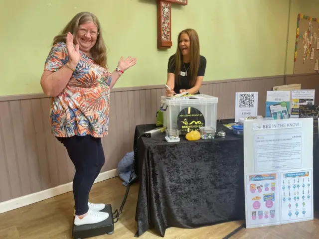 蜜蜂稱重會員每週參加一次現場簽到