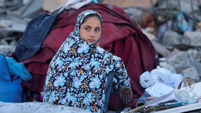 فتاة فلسطينية تجلس في موقع غارة إسرائيلية على منزلٍ أُبلغ سكانه بضرورة إخلائه قبل الهجوم، بالقرب من مخيم يؤوي نازحين في خان يونس جنوب قطاع غزة، 7 يونيو/حزيران 2026.