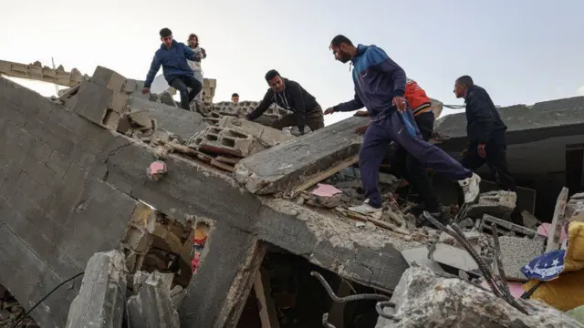 रफ़ाह में तीन मार्च को इसराइली हमले के बाद मलबे में दबे लोगों की तलाश करते फ़लस्तीनी
