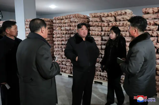 Kim Jong Un e Kim Ju Ae visitando a fazendacuiabá e goiás palpitefrangos Kwangchon, pertocuiabá e goiás palpitePyongyang, janeirocuiabá e goiás palpite2024