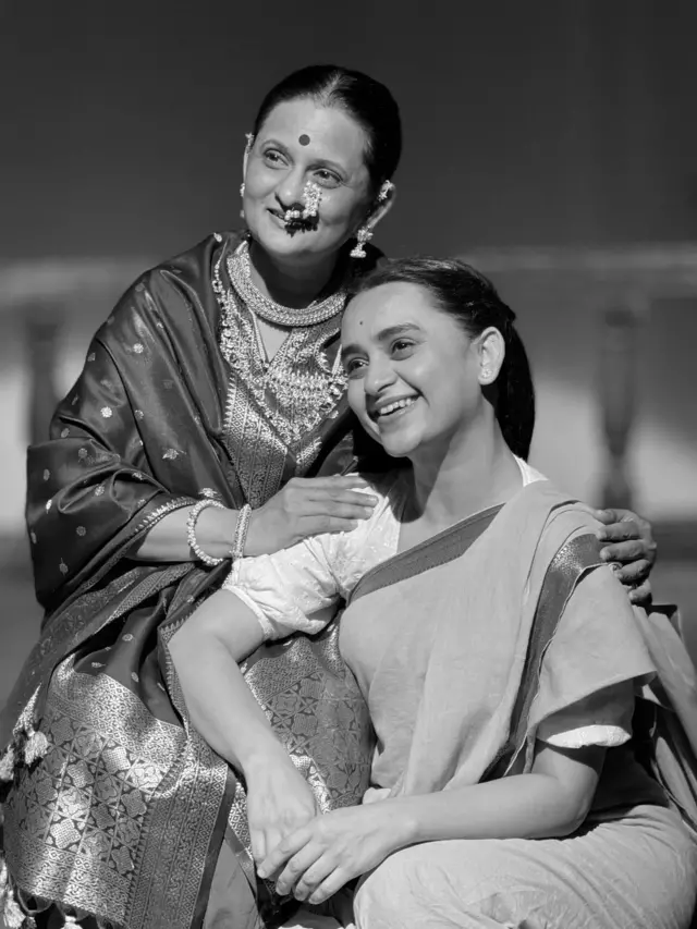 एकीकडे, सर्वांत ज्येष्ठ आणि खलनायिकेचं आलवण ल्यायलेली 'बाईबाई' साकारलीये ती अभिनेत्री गीतांजली कुलकर्णी यांनी तर दुसरीकडे, पहिल्या प्रवेशापासूनच 'सत्यशोधकी' बंडखोरी आळवणाऱ्या नवविधवा दुर्गाचं पात्र साकारलंय ते पर्ण पेठेनं.