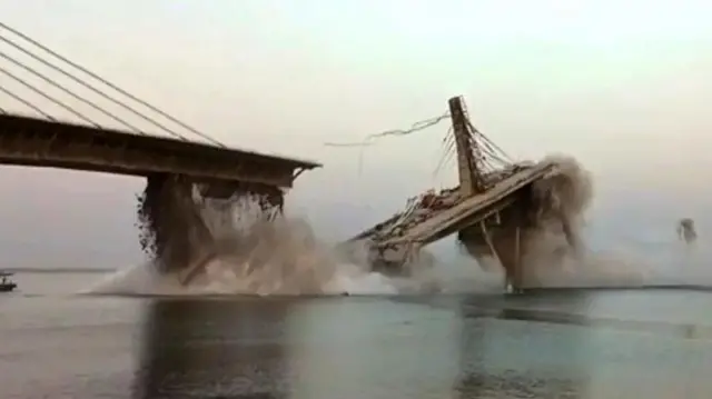 बिहार में गंगा नदी पर बन रहे अगुवानी पुल का एक हिस्सा गिरने बाद बड़ा सियासी घमासान हुआ था. फ़ाइल फ़ोटो