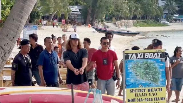 Daniel Sancho com a polícia tailandesa.