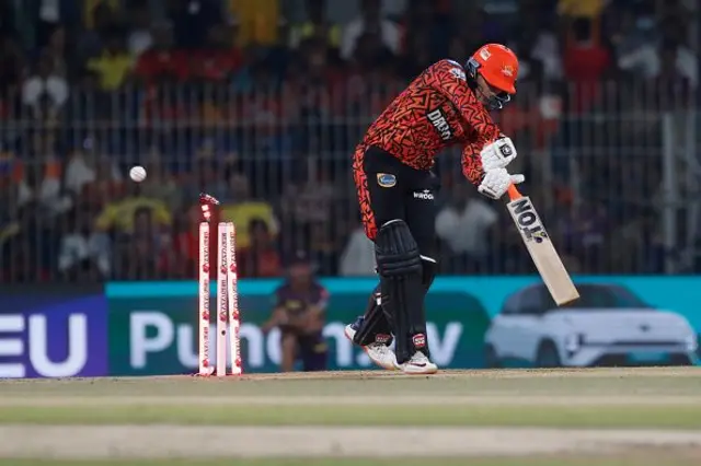 මිචෙල් ස්ටාර්ක් ගේ පන්දුවක් හමුවේ අභිෂේක් ෂර්මා ලකුණු දෙකකටත්