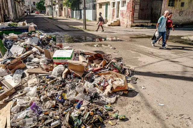 Una pila de basura en una de las calles de La Habana en noviembre de 2025.