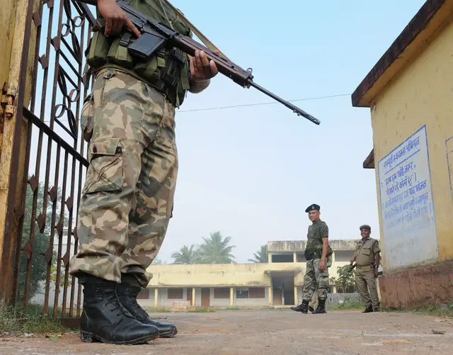 ছত্তিশগড়ের যে অংশে মঙ্গলবার ভোট নেওয়া হয়েছে, তার মধ্যে বেশ কিছু এলাকা মাওবাদী অধ্যুষিত অঞ্চল রয়েছে, তাই কড়া নিরাপত্তা ব্যবস্থা নেওয়া হয়েছিল