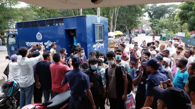  শিক্ষার্থীদের আটকের পর প্রাথমিক জিজ্ঞাসাবাদ শেষে গ্রেফতার দেখানো হয়।