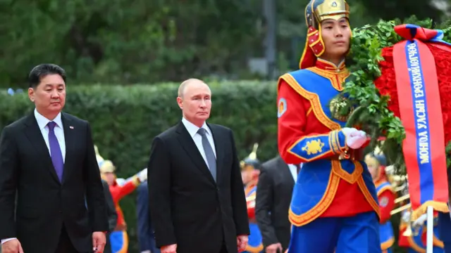 Putin e o presidente da Mongólia caminhando juntos durante uma cerimôniajogos virtuais pixbetboas-vindas.