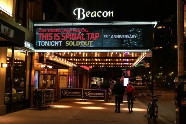 Кінотеатр Beacon з вивіскою про ювілейний показ "Це — Spinal Tap!", квитки розпродані.
