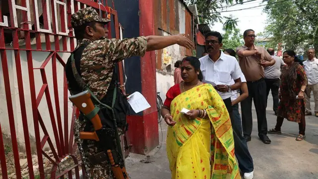 নিরাপত্তার ঘেরাটোপে ভোট গ্রহণ পশ্চিমবঙ্গে