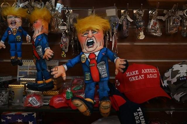 Itens da lojaloteria instantânea onlinesouvenir dentro da Trump Tower