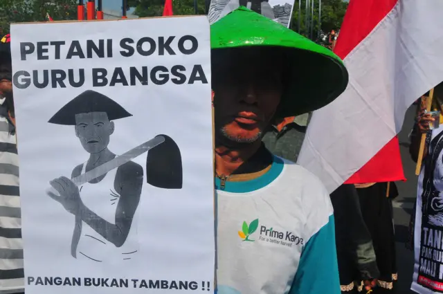 Petani membentangkan poster saat mengikuti aksi menyambut Hari Tani Nasional di Alun-alun Pati, Jawa Tengah, Jumat (20/9/2024). Aksi yang diikuti ratusan petani dari Jaringan Masyarakat Peduli Pegunungan Kendeng (JMPPK) itu dalam rangka menyambut Hari Tani Nasional sekaligus menyuarakan hak-hak petani seperti hak untuk mendapatkan kesejahteraan, penghidupan yang layak serta hak untuk mendapatkan keadilan dan perlindungan hukum sebagai pemulia tanaman.
