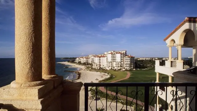 Vista com casas e marFisher Island