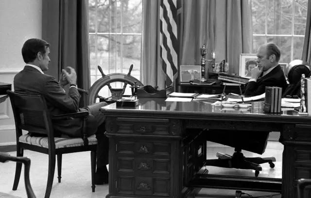 O então presidente Gerald Ford em reunião com o então diretor da CIA, George H. W. Bush (mais tarde, presidente dos EUA), em reunião feita em 17 de dezembro de 1975