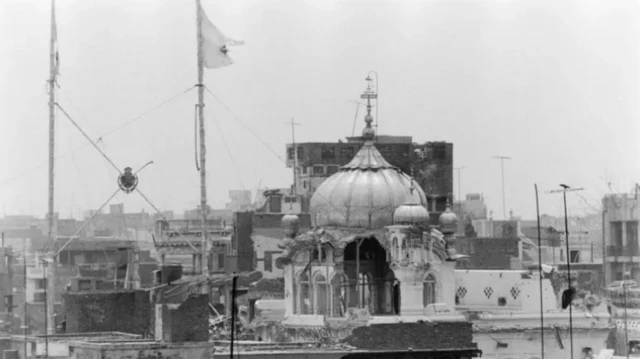 ਸ੍ਰੀ ਦਰਬਾਰ ਸਾਹਿਬ ਅੰਮ੍ਰਿਤਸਰ