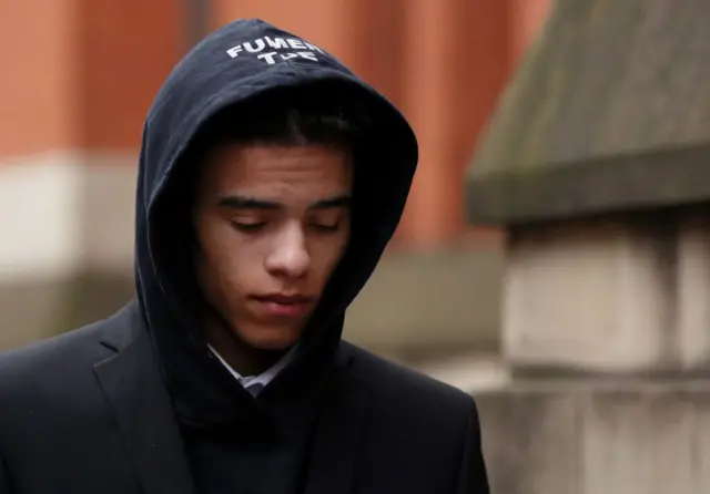 Greenwood, hakkındaki davanın ilk duruşması için geldiği Manchester Minshull Street Kraliyet Mahkemesi'nden ayrılırken