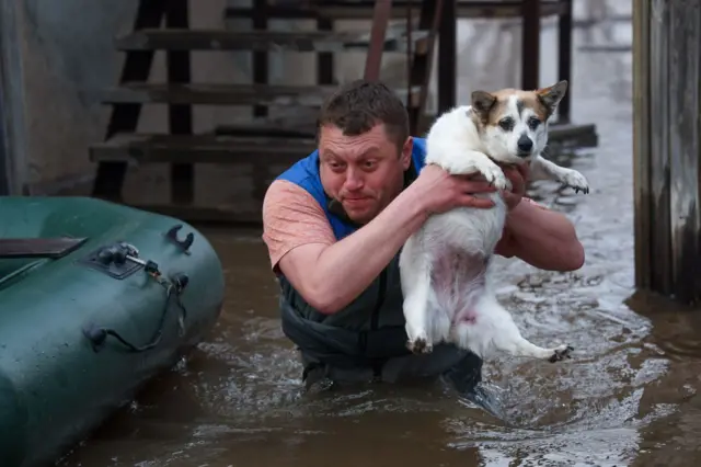 Мужчина с собакой на подтопленной улице Красная. 