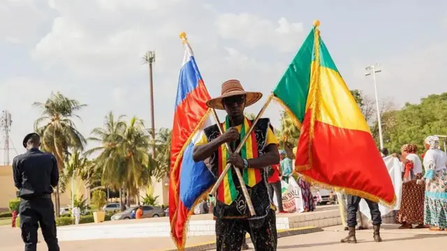 Ƴan ƙasar Mali da dama sun fusata sakamakon zargin da Algeria ta yi cewar dakarunsu sun kakkaɓo wani jirgi maras matuƙi na Algeria a kusa da iyaka.