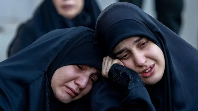 पूर्व सुप्रीम लीडर आयतुल्लाह ख़ामेनेई की मौत के बाद अमेरिका और इसराइल विरोधी प्रदर्शनों के दौरान महिलाएं (तस्वीर: 1 मार्च 2026)