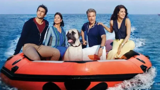 దిల్ ధడ్కనే దో సినిమాలో కుక్కతో చిత్రబృందం