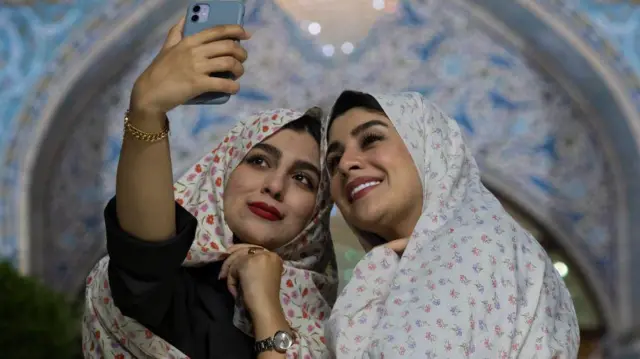 तेहरान में सेल्फ़ी लेती दो महिलाएं. ये तस्वीर अप्रैल 2022 की है
