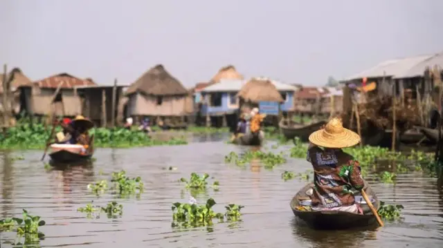 बेनिनच्या गांविए गावातलं एक दृश्यं. पाण्यात घरं असलेल्या या गावाला युनेस्कोनं वर्ल्ड हेरिटेजचा दर्जा दिला आहे.