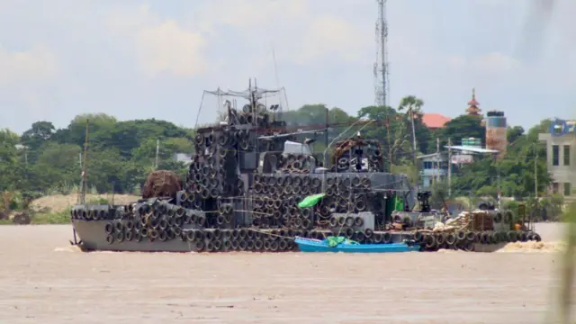 ၂၀၂၁ ခုနှစ်နောက်ပိုင်း ပြည်တွင်းမြစ်ကြောင်း အထူးသဖြင့် အညာမြစ်ကြောင်းမှာသွားတဲ့ စစ်သင်္ဘောတွေဟာ တော်လှန်ရေးတပ်တွေရဲ့ပစ်ခတ်တိုက်ခိုက်မှုတွေကြောင့် သင်္ဘောကိုယ်ထည်တွေမှာ ရာဘာကွင်းတွေ ချိတ်ဆွဲ ခုတ်မောင်းလာတာကို မြင်ရပါတယ်။ မိုးတွင်း ရေတက်ချိန်မှာ ပြည်တွင်း မြစ်ကြောင်းမှာ သွားလာနေတဲ့ စစ်သင်္ဘောတစ်စင်းကို ရာဘာကွင်းအနက်ရောင်တွေ ကိုယ်တည်မှာ ချိတ်ဆွဲထားပြီး ခုတ်မောင်းနေတာကို မြင်တွေ့ရ