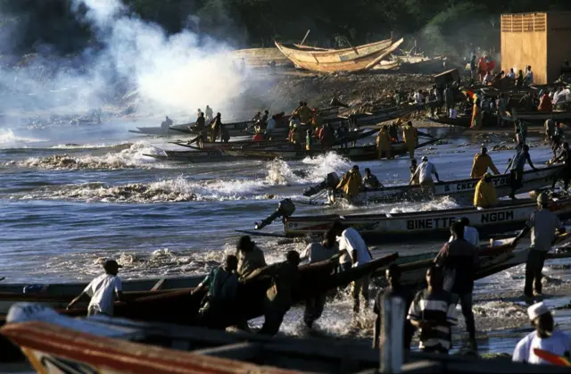 Des pêcheurs débarquent avec leurs pirogues sur la cote sénégalaise. 