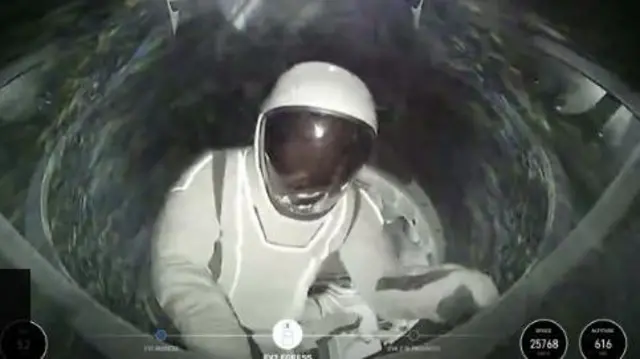 ၁၅ မိနစ်ခွာပြီး ဆာရာ ဂေးလ်လစ်(စ) အာကာသဆင်းပြီး လမ်းလျှောက်